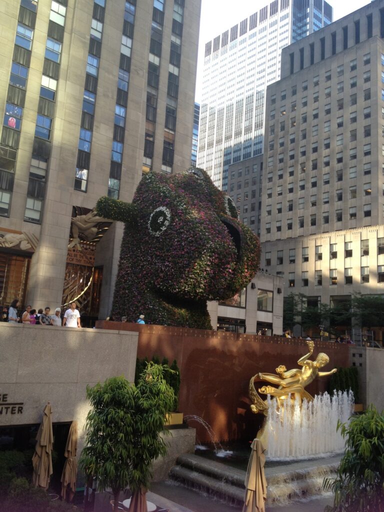 Jeff Koons Split Rocker Rockfeller Center New York 2 Racconto per immagini da una passeggiata a Koons-city. Ovvero New York, invasa dal superEgo del Jeff nazionale: dal Whitney Museum al Rockfeller Center, fino ad H&M