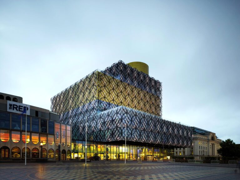 La Library of Birmingham Birmingham dei Mecanoo Riuscirà Renzo Piano a sfilare alla regina Zaha Hadid lo Stirling Prize 2014? Il suo Shard è nella shortlist contro l’Aquatic Centre: ma fra i due litiganti…
