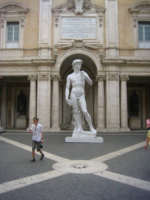 La copia del David nel cortile del Palazzo dei Conservatori Musei Capitolini Michelangelo 450: tante copie, poca originalità
