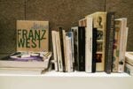Libri a disposizione dei visitatori della mostra Martin Bethenod racconta a Monaco la collezione Pinault: ampia fotogallery e intervista al curatore di ARTLOVERS, mostra “greatest hits” con diversi inediti