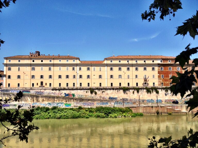 Lo stato dei muraglioni del Tevere in corrispondenza del Complesso di San Michele Clamoroso a Roma. Scoperto il vero motivo del niet di Soprintendenze e Direzioni Regionali al murale di William Kentridge sui muraglioni del Tevere