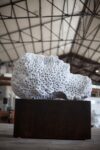 Massimiliano Pelletti BACK TO BASIC L’artista armeno Mikayel Ohanjanyan vince la seconda edizione delPremio Henraux, dedicato al marmo della Versilia e alla pratica della scultura. Tutte le foto