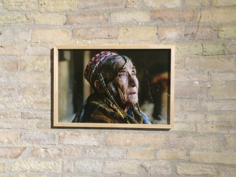 Momenti dellopening nella Cripta della Cattedrale di Atri foto Claudia Santrolli Stills of Peace. Ad Atri un nuovo step del progetto espositivo Arte al Centro: in mostra artisti italiani e pakistani, ecco chiccera all’opening