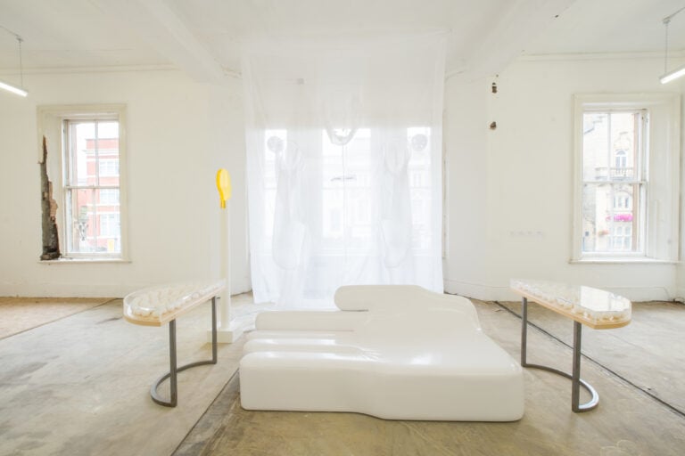 Nicola L. White Sofa, 1970–72; Egg Round Table (Homage to Marcel Broodthaers), 2008; Atmosphere, 2005. Foto Mark McNulty, courtesy Liverpool Biennial