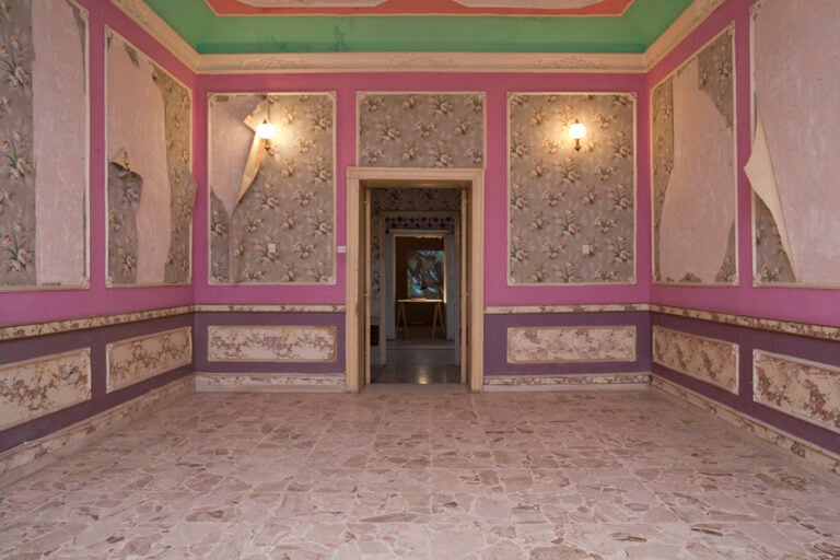 Palazzo Cafisi 21 Favara, Palazzo Cafisi-Majorca: quel che resta di una “Vernice”. Immagini e suoni da una casa fantasma, abitata dalle voci di undici artisti