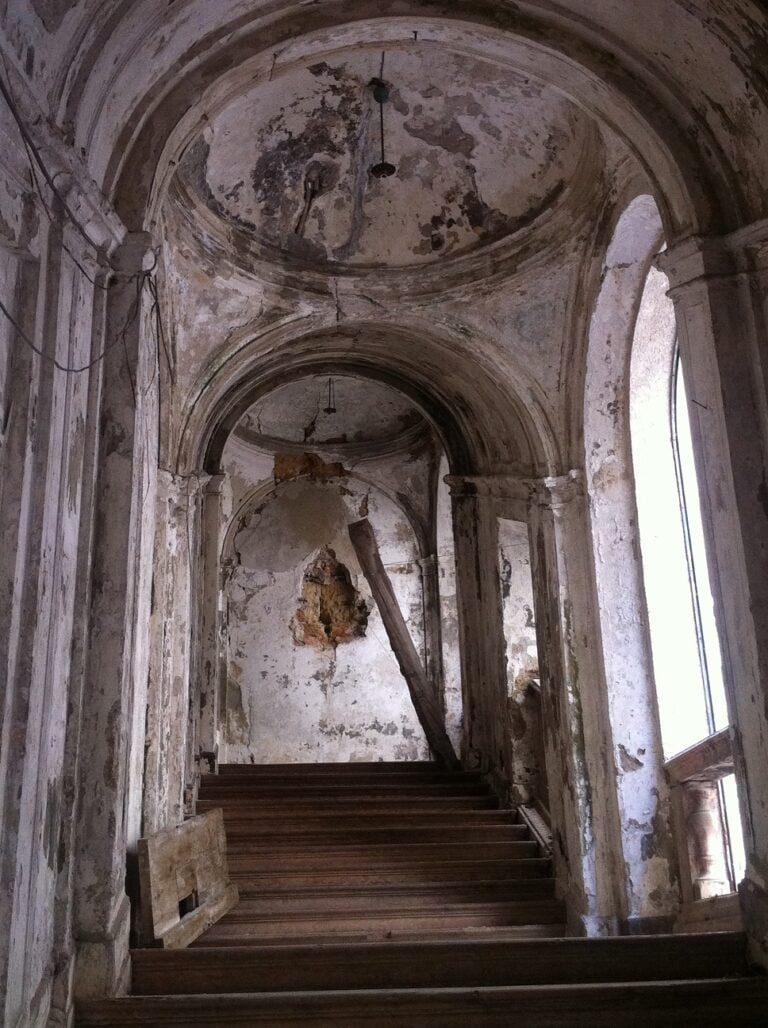 Palazzo Costantino scalone donore L’Anima Pura di Palermo. Tra santi, fantasmi e macerie