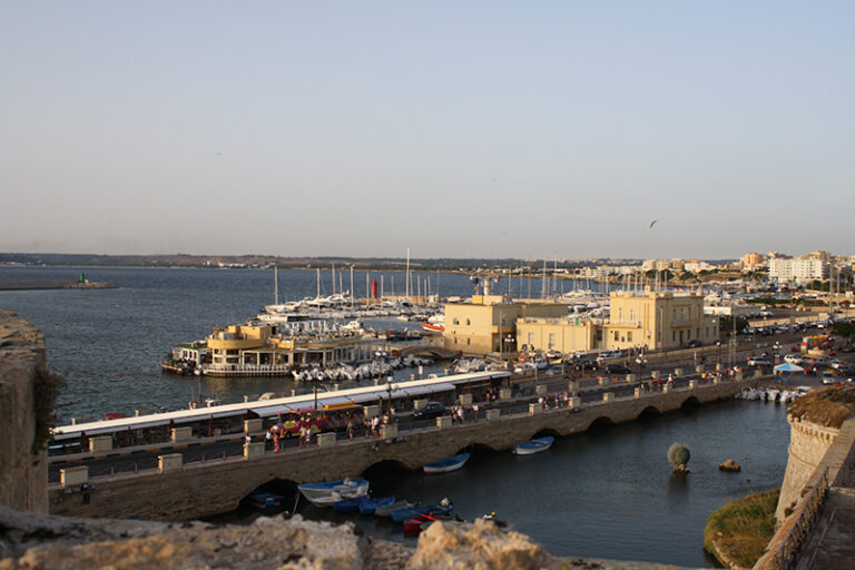 Panorama di Gallipoli Riapre dopo un secolo e mezzo il Castello di Gallipoli. Immagini dalla cerimonia che ha restituito alla perla del Salento l’importante contenitore culturale