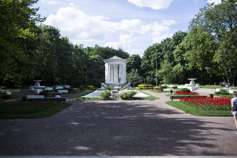 ROTUNDA COMMEMORATING THE 800TH ANNIVERSARY OF MOSCOW Mosca, Gorky Park. Intervista esclusiva con la nuova direzione