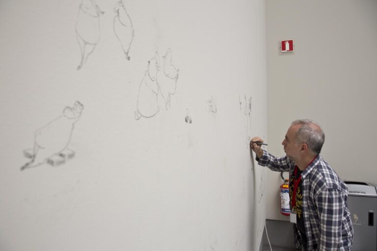 Ricardo Lanzarini Wall drawing Italiani in trasferta. Il “Cadavre exquis” nel terzo millennio. Al Museo MSK di Gent, in Belgio, Andrea Bianconi in febbrile interscambio con altri due pittori: ecco le immagini