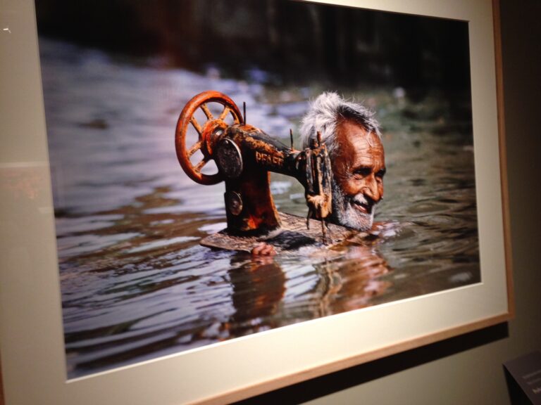 Steve McCurry A occhi aperti. Quando la Storia si è fermata in una foto Reggia di Venaria 2 Dieci star della Magnum, da un libro di Mario Calabresi alla Reggia di Venaria. Immagini dalla mostra che avvicina McCurry, Koudelka, Salgado...