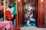 Street art a Little Italy Alice Pasquini Street art a Little Italy. LISA project ridisegna la vocazione dell’area newyorkese: non solo ristoranti glam, ma ai muri opere di Ron English, Logan Hicks, e anche Alice Pasquini e Ozmo