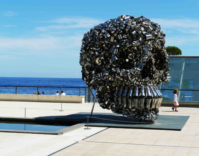 Subodh Gupta a Monaco Martin Bethenod racconta a Monaco la collezione Pinault: ampia fotogallery e intervista al curatore di ARTLOVERS, mostra “greatest hits” con diversi inediti