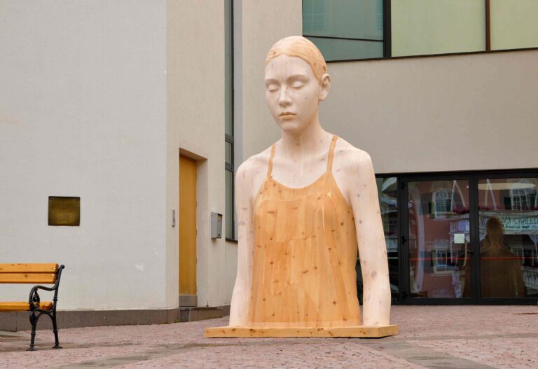 Walpoth Ortisei Laura non cè 2 Quando la scultura contemporanea riscopre il legno. Quarta edizione per la Biennale Gherdëina di Ortisei: cinque artisti internazionali, in dialogo con il territorio