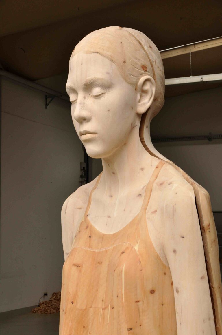 Walpoth Ortisei Laura non cè 3 Quando la scultura contemporanea riscopre il legno. Quarta edizione per la Biennale Gherdëina di Ortisei: cinque artisti internazionali, in dialogo con il territorio