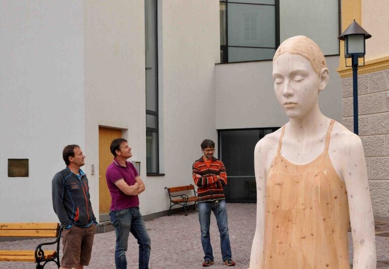 Walpoth Ortisei Laura non cè Quando la scultura contemporanea riscopre il legno. Quarta edizione per la Biennale Gherdëina di Ortisei: cinque artisti internazionali, in dialogo con il territorio
