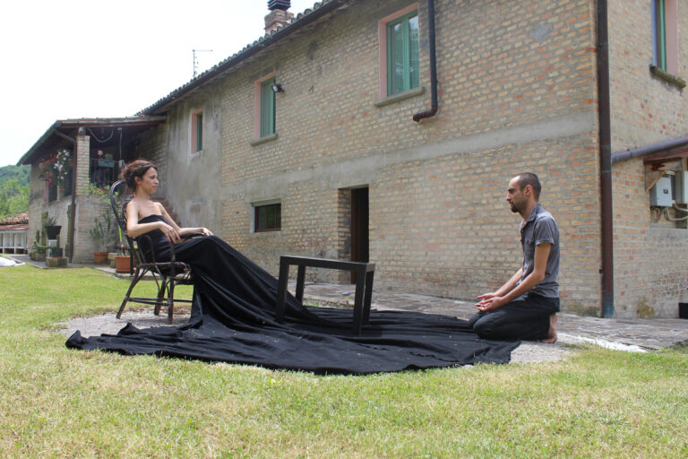 confronto sulla performance di Tiziana Cera Rosco Nove artiste, per nove stanze, a intrecciare racconti da Sponge Living Space. Quinta edizione per Perfect Number, tra le colline di Pergola  