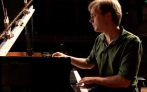 Sky Arte Updates: una notte al pianoforte con il documentario sull’istrionico accordatore Stefan Knüpfer. E il live alla brasiliana di Stefano Bollani