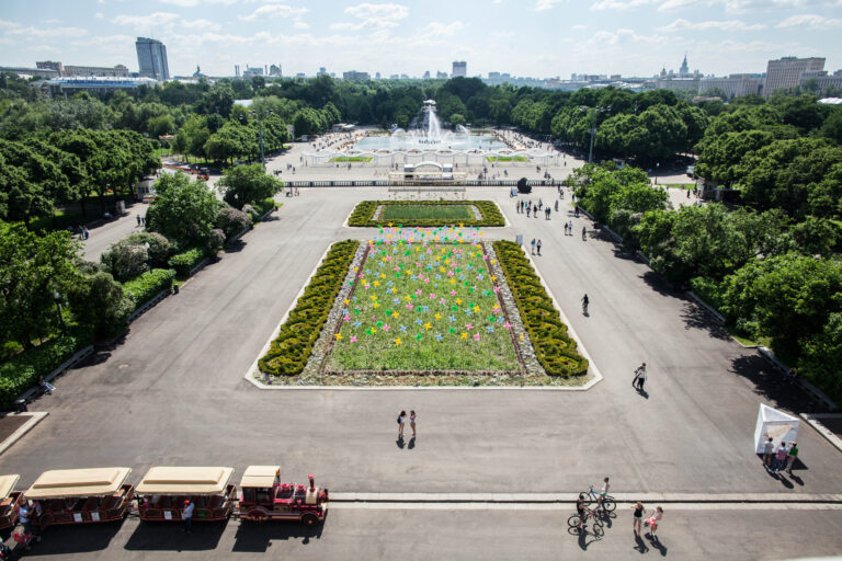 summer view on a park Mosca, Gorky Park. Intervista esclusiva con la nuova direzione