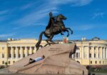 the bronze horseman Manifesta, riflessioni intorno a un monumento. Alexandra Pirici e le sue addizioni scultoree