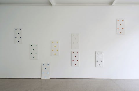 Un’opera di Niele Toroni © Galerie Greta Meert and Niele Toroni.