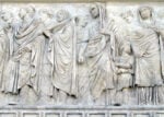 2109 L’Ara Pacis, come non l’avete vista mai. Spettacolo di luci e colori, a Roma, per celebrare il bimillenario dalla morte dell’Imperatore Augusto