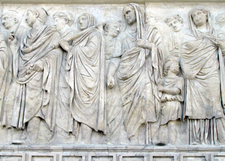 2109 L’Ara Pacis, come non l’avete vista mai. Spettacolo di luci e colori, a Roma, per celebrare il bimillenario dalla morte dell’Imperatore Augusto