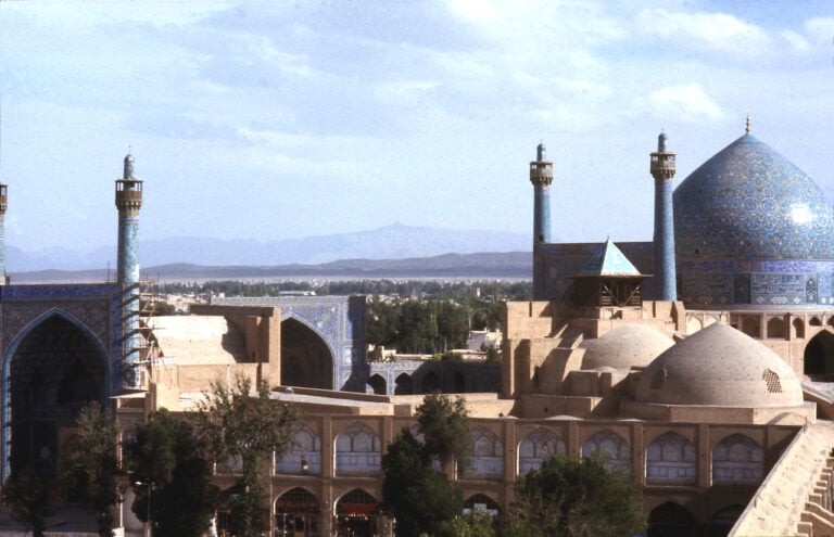 3 Roberto Villa 1973 Persia Esfahan Moschea del VenerdiÌ€ Pasolini e la pittura. Una mostra al Castello Carlo V di Lecce