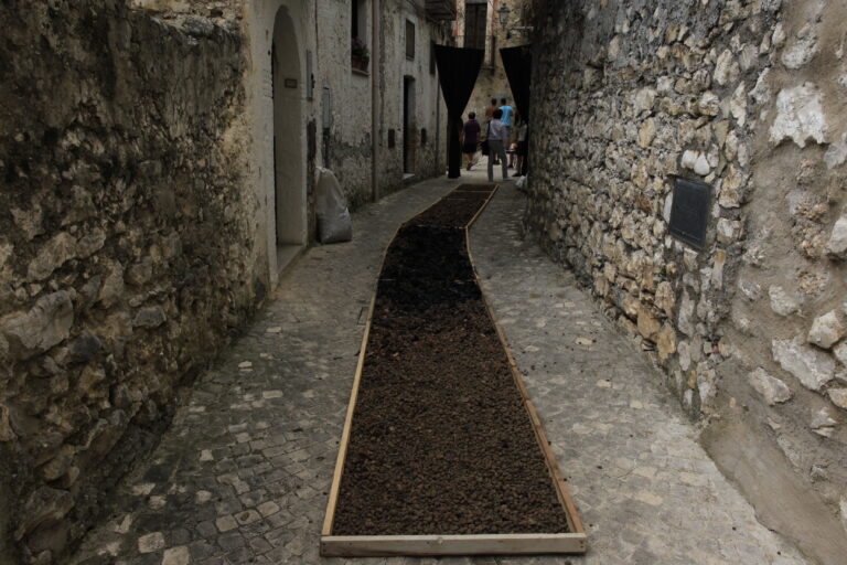 46 Lazio, un borgo medievale invaso dall’arte contemporanea. A Maranola parte la terza edizione di Seminaria: un chilometro d’arte da percorrere “Alla riversa”