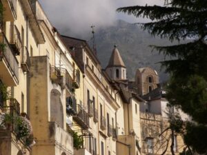 Lazio, un borgo medievale invaso dall’arte contemporanea. A Maranola parte la terza edizione di Seminaria: un chilometro d’arte da percorrere “Alla riversa”