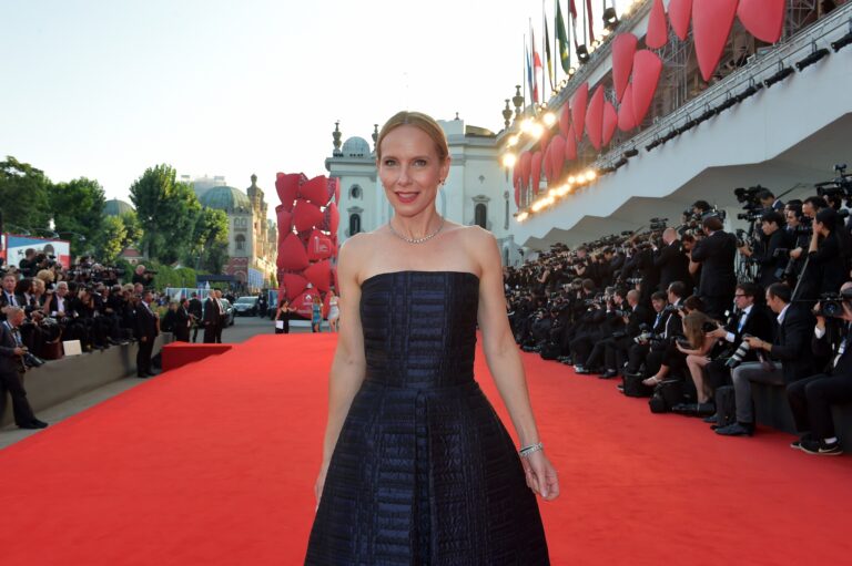 Amy Ryan La Biennale di Venezia Foto ASAC 2 Venezia Updates: bellezze ai red carpet. Tra la divina Emma Stone e la geniale Sandy Powell, spuntano pure la D'Urso e la Santanché...