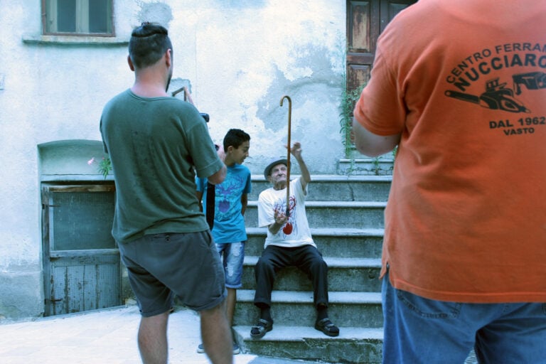 Andras Calamandrei con Ali e zi Carmine per Fern Blossom GAP 2014 Juan Pablo Macías per Guilmi Art Project. Riflessioni tra arte contemporanea e antiche pratiche agricole, in una comunità montana del’Abruzzo. Il reportage fotografico