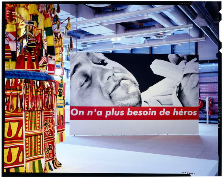 Barbara Kruger On na plus besoin de hÇros ∏ Centre Pompidou Bibliothäque KandinskyPhotothäque du Mnam Cci Photo Jacques Faujour Les Magiciens de la Terre 25 anni dopo