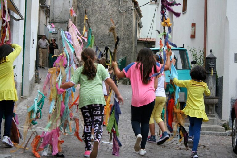 Centocapre 07 Un’estate a Cielo Aperto. Tante immagini della nuova full immersion creativa di Latronico, in Basilicata: dallo workshop identitario di Antonio Ottomanelli all’etnoantropologia di Francesco Bertelé