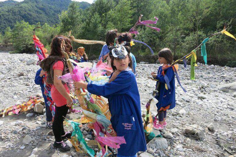 Centocapre 10 Un’estate a Cielo Aperto. Tante immagini della nuova full immersion creativa di Latronico, in Basilicata: dallo workshop identitario di Antonio Ottomanelli all’etnoantropologia di Francesco Bertelé