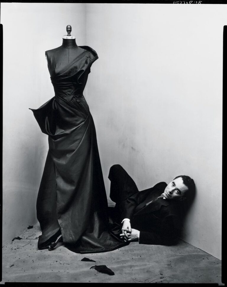 Charles James fotografato da Irving Penn Al ballo con Charles James, l’architetto-couturier. New York celebra il re degli abiti da sera