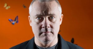 Le strategie social di Damien Hirst per sostenere la sanità britannica