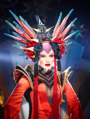 Ereditiera, icona fashion e cantante. Daphne Guinness, principessa dello spazio per David LaChappelle
