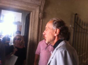 Intervista video a Enzo Cucchi, che presenta le sue ultime ceramiche esposte a Todi da Bibo’s Place. Segni grafici decisi armonizzati con la matericità del supporto