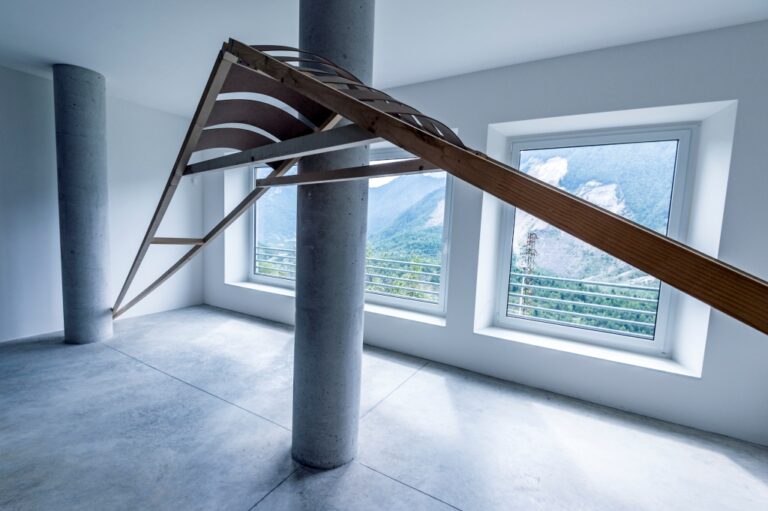 Filippo Manzini Untitled strenght secondo livello dello Spazio di Casso Bivaccare sulle Alpi. Dolomiti Contemporanee e la nuova mostra a Casso