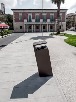 Anche un cestino per rifiuti può essere poetico. Se ci si mette di mezzo il design. È firmato Gumdesign il nuovo progetto per una piazza molto particolare di Viareggio: ecco le immagini…