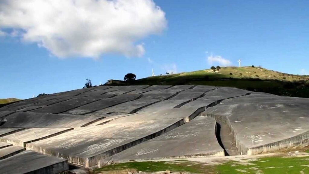 Il Grande Cretto di Gibellina di Alberto Burri? Isolato da anni a causa di una frana, mentre si avvicina l’anno del centenario dell’artista. La denuncia è di Michele Anzaldi, che annuncia un’interrogazione