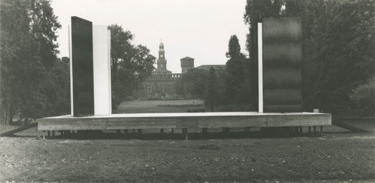 Il Teatro Continuo a Milano nel 1973 Milano riavrà il Teatro Continuo di Alberto Burri. La grande opera sarà ricostruita al Parco Sempione nel 2015, anno dell’Expo e del centenario dell’artista