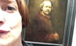 Il selfie di Zoe Williams con Rembrandt foto The Guardian Fotografie al museo sì o no? La National Gallery di Londra si arrende alla selfie-mania: impossibile ormai gestire i divieti