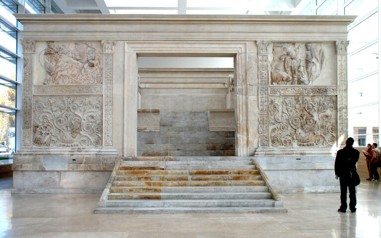 Italy09 0779 L’Ara Pacis, come non l’avete vista mai. Spettacolo di luci e colori, a Roma, per celebrare il bimillenario dalla morte dell’Imperatore Augusto