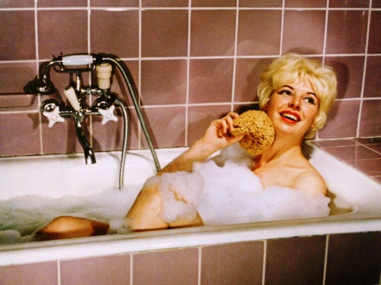 Kurt Schwarzer Frau in der Badewanne 1963 Quant’era sexy Berlino. I colori della DDR