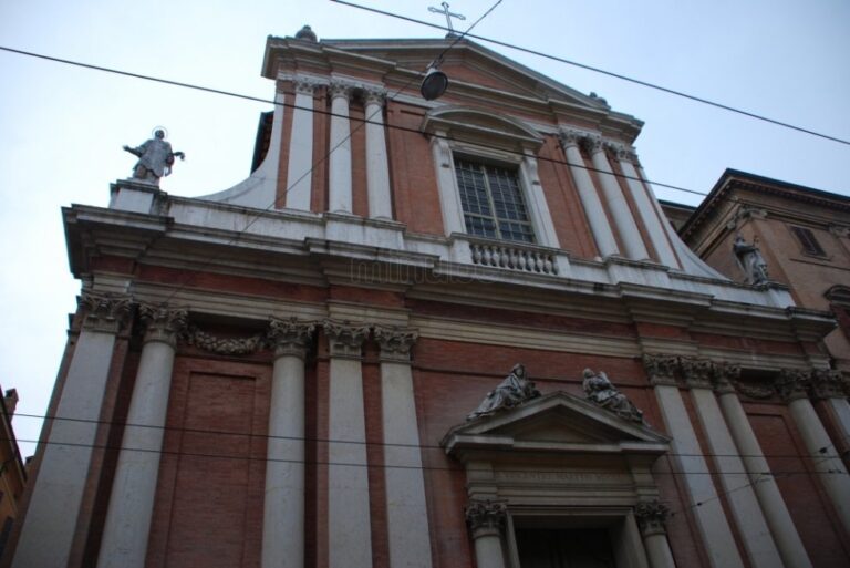 La Chiesa di San Vincenzo a Modena Rubano un capolavoro sotto gli occhi dei magistrati. Dalla Chiesa di San Vincenzo a Modena portata via la “Madonna con i santi Giovanni Evangelista e Gregorio Taumaturgo” del Guercino