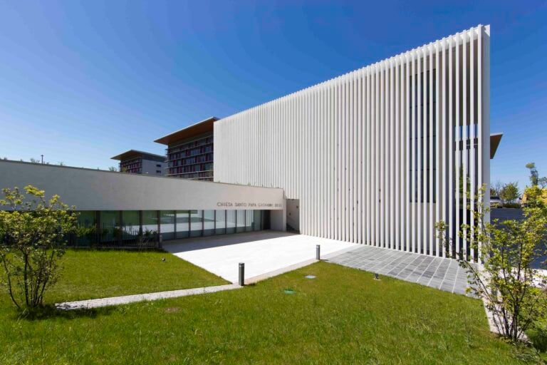 La chiesa del Nuovo Ospedale PG23 di Bergamo Arte contemporanea e fede. Inaugura a Bergamo una chiesa all’avanguardia