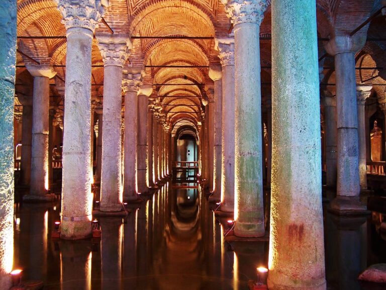 La cisterna Yerebatan a Istanbul SOS archeologia: a Bacoli, nel napoletano, sta lentamente sgretolandosi la Piscina Mirabilis. Mentre a Istanbul la gemella Yerebatan è meta di milioni di turisti
