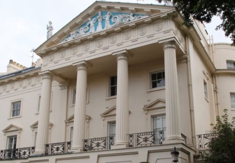 La facciata della supercasa di Damien Hirst a Londra Damien Hirst immobiliarista. Nel Devon progetta la costruzione di un’intera città, e intanto si compra la casa più grande di Londra