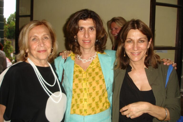 Marilena Bonomo con le due figlie Valentina e Alessandra È morta a Bari la storica gallerista Marilena Bonomo. Ecco la lunga intervista che rilasciò a gennaio di quest’anno ad Artribune Magazine